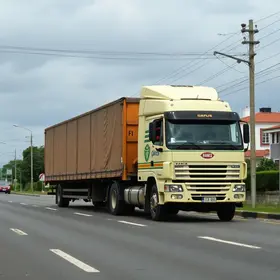 Carreta arrasta carro pela Via Dutra